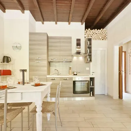 Apartment Appartamento Lara Desenzano del Garda